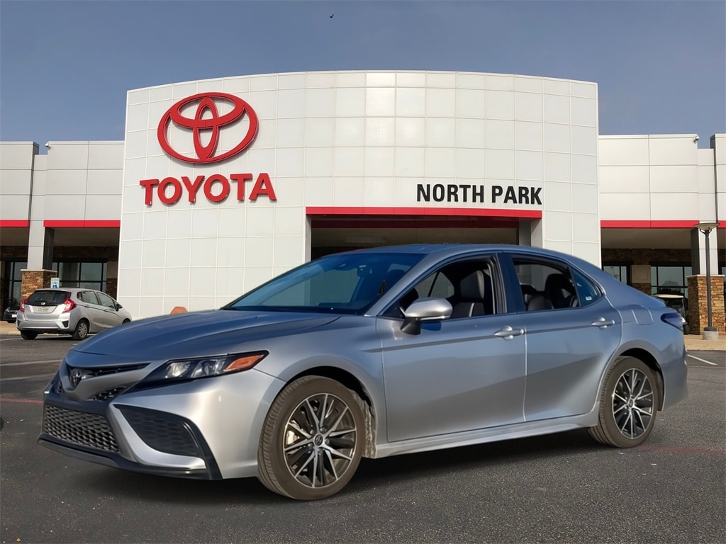 2024 Toyota Camry SE's photo