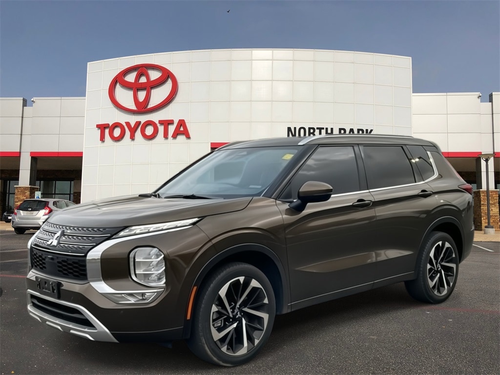 2024 Mitsubishi Outlander SEL's photo