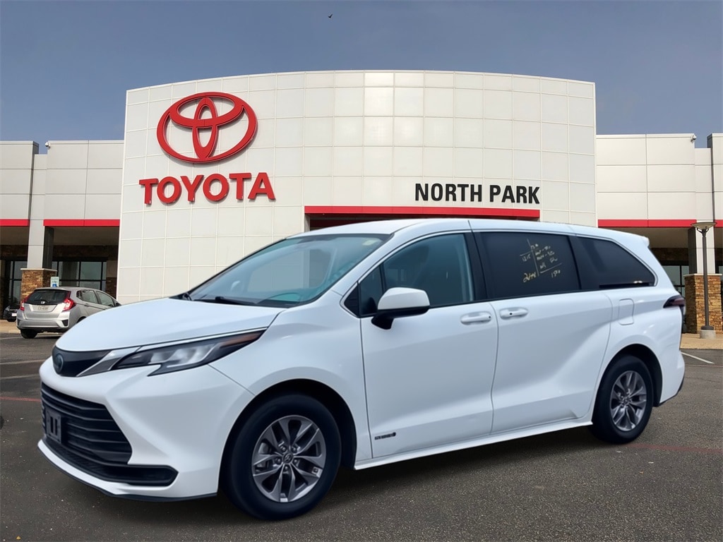 2021 Toyota Sienna LE's photo