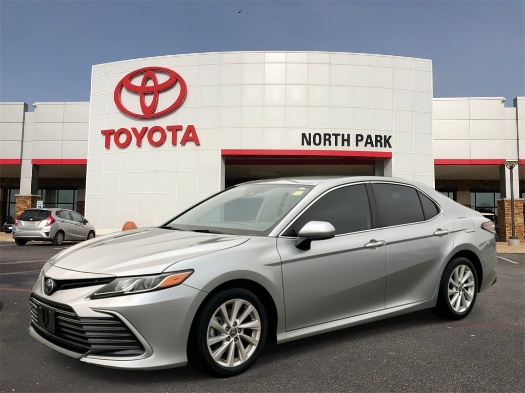 2023 Toyota Camry LE's photo