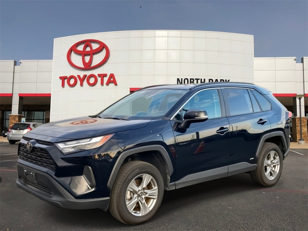 2025 Toyota RAV4 XLE's photo