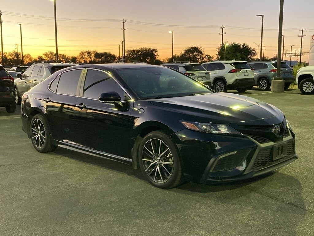 2023 Toyota Camry SE photo 3