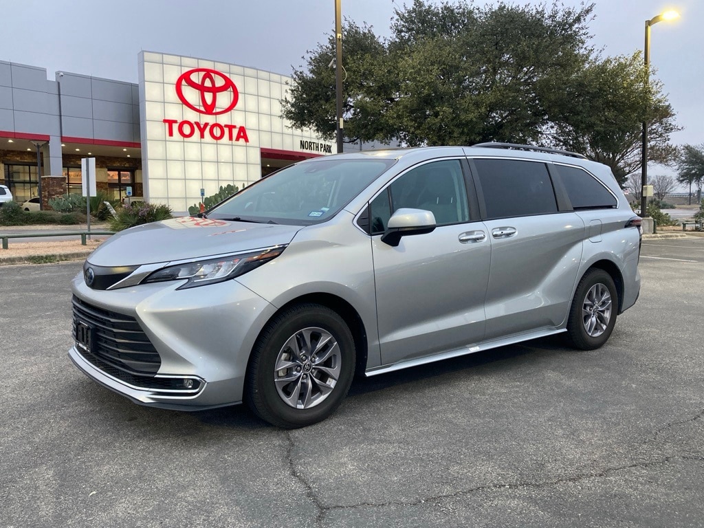2023 Toyota Sienna XLE's photo