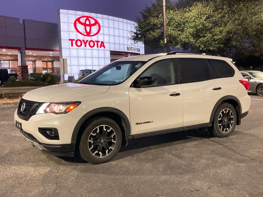 2020 Nissan Pathfinder SV's photo