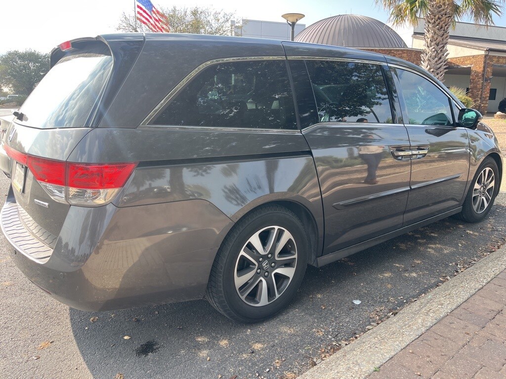 2015 Honda Odyssey Touring photo 2