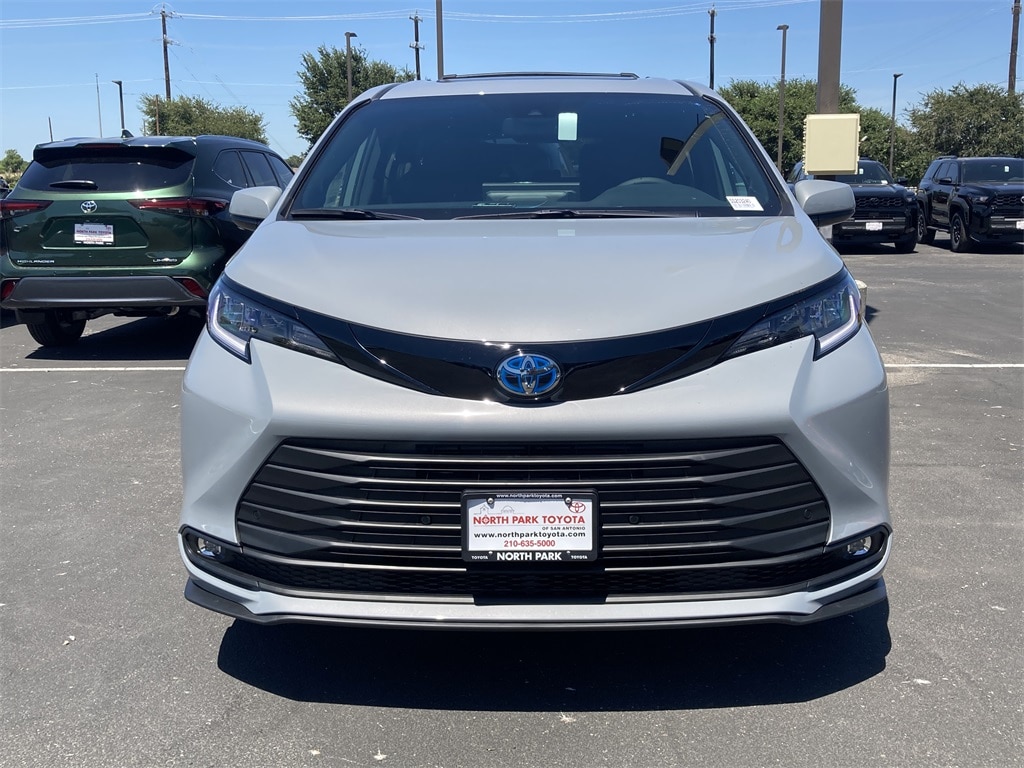 New 2025 Toyota Sienna Woodland Edition Van Passenger Van