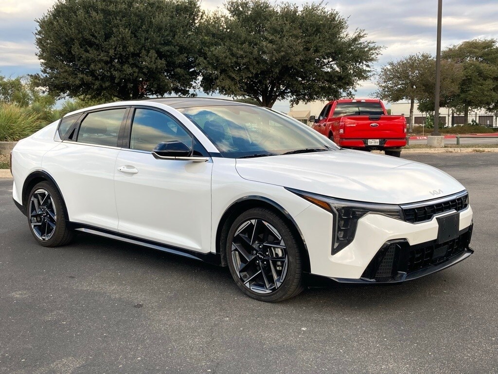 2025 Kia K4 GT-Line photo 3