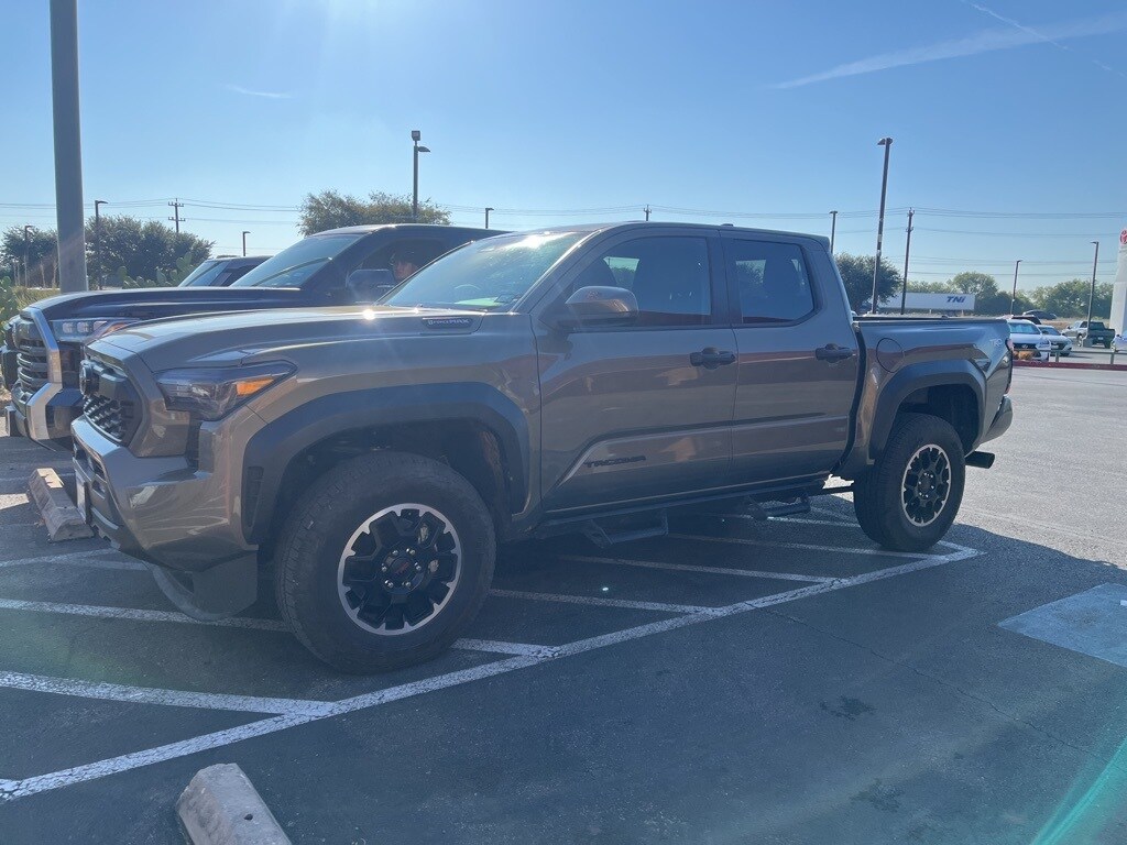 2025 Toyota Tacoma TRD photo 2