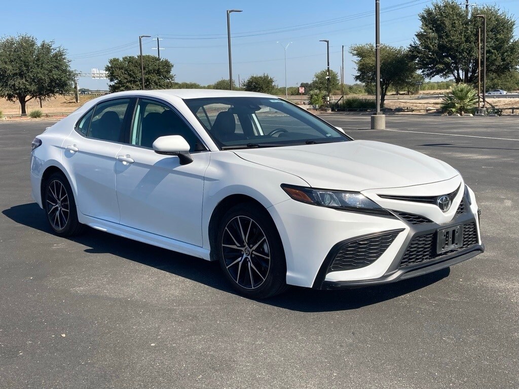 2024 Toyota Camry SE photo 3
