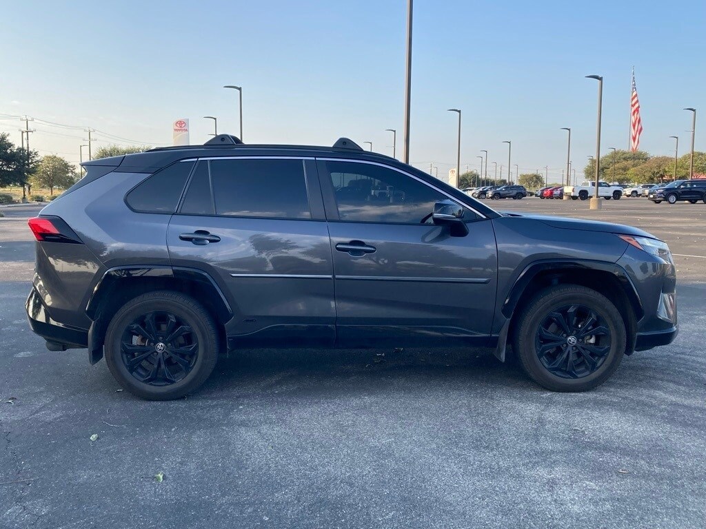 2022 Toyota RAV4 Hybrid XSE photo 2