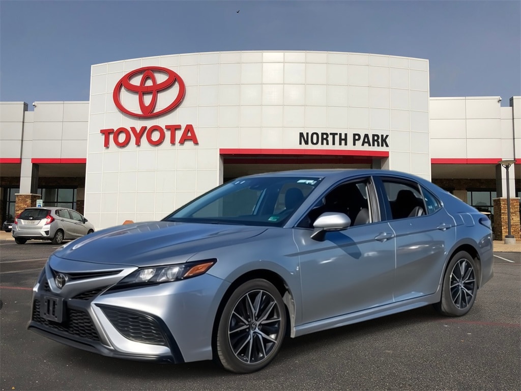 2024 Toyota Camry SE's photo