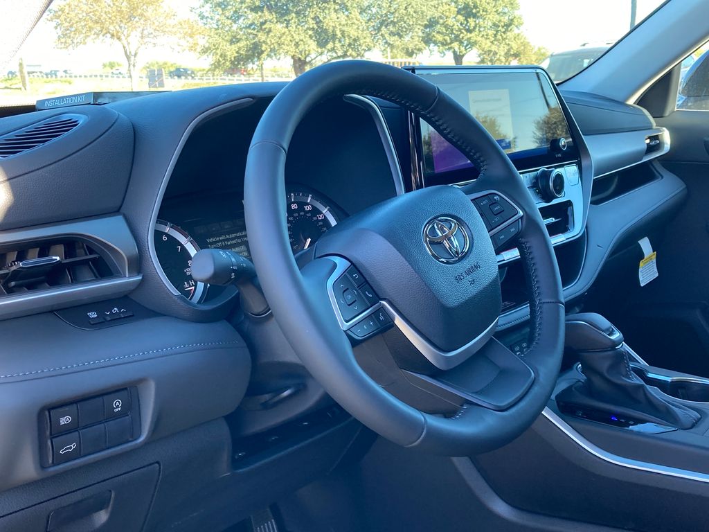 White (Wind Chill Pearl) 2026 Toyota Highlander XLE AWD SUV / Crossover All-Wheel Drive 8-Speed Automatic Overdrive