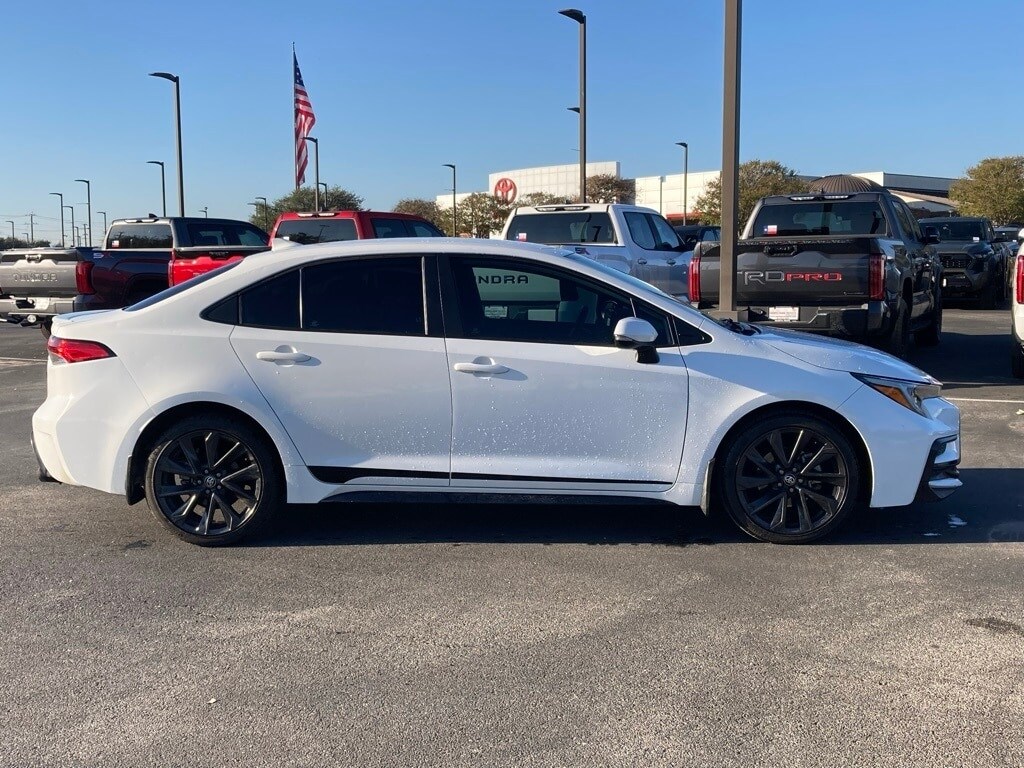 2023 Toyota Corolla SE photo 3