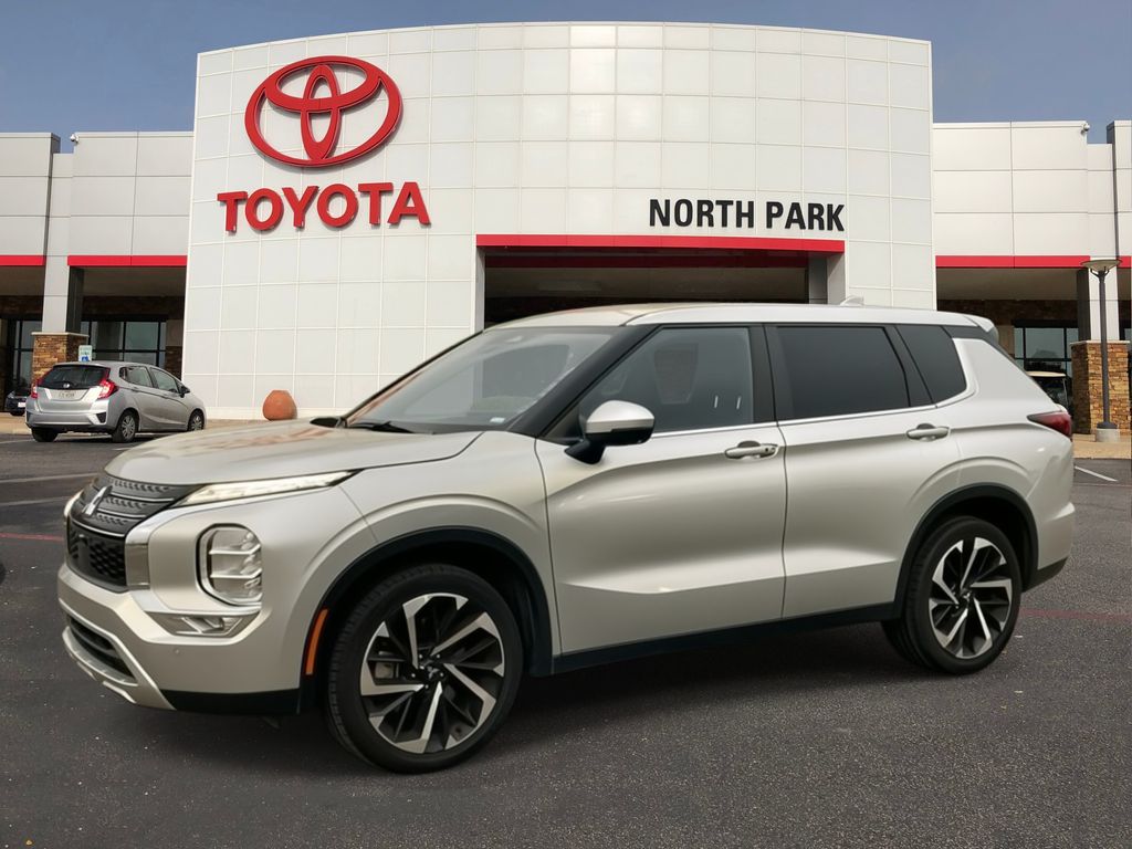 2024 Mitsubishi Outlander SE 2WD's photo