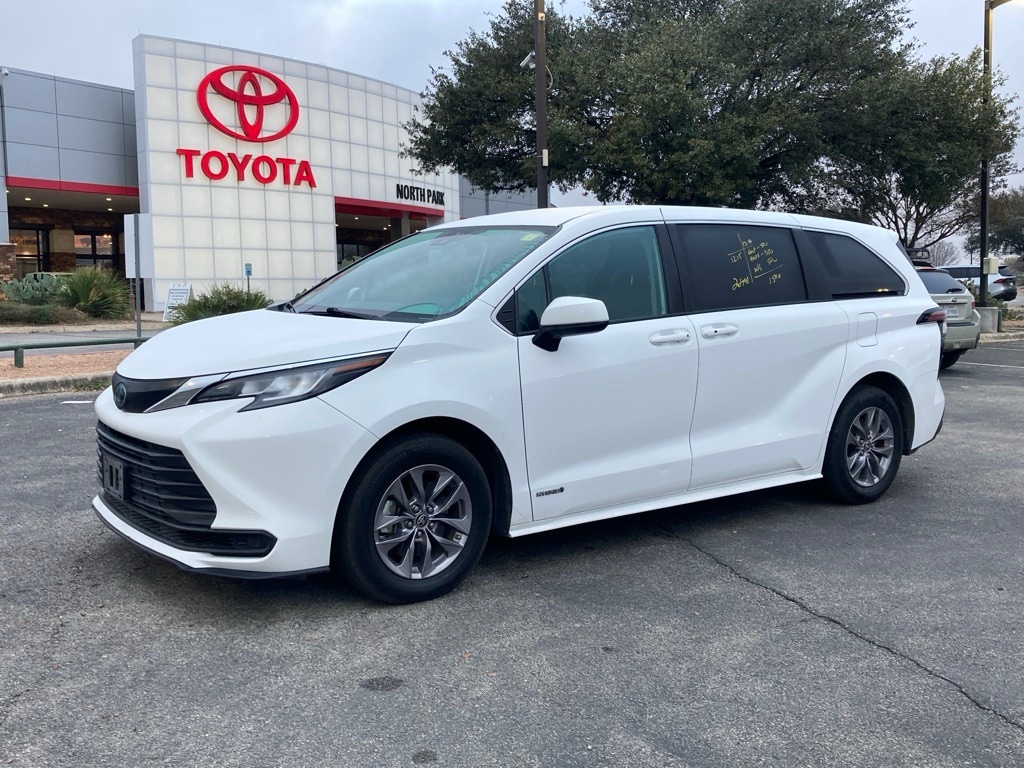 2021 Toyota Sienna LE's photo