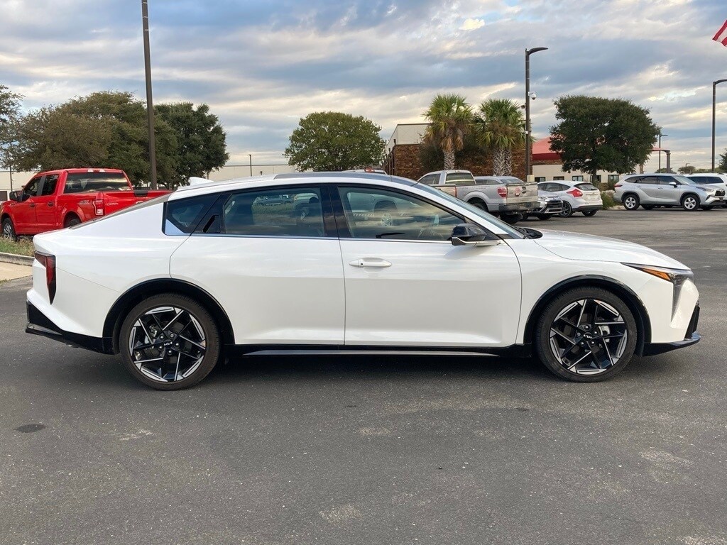 2025 Kia K4 GT-Line photo 4