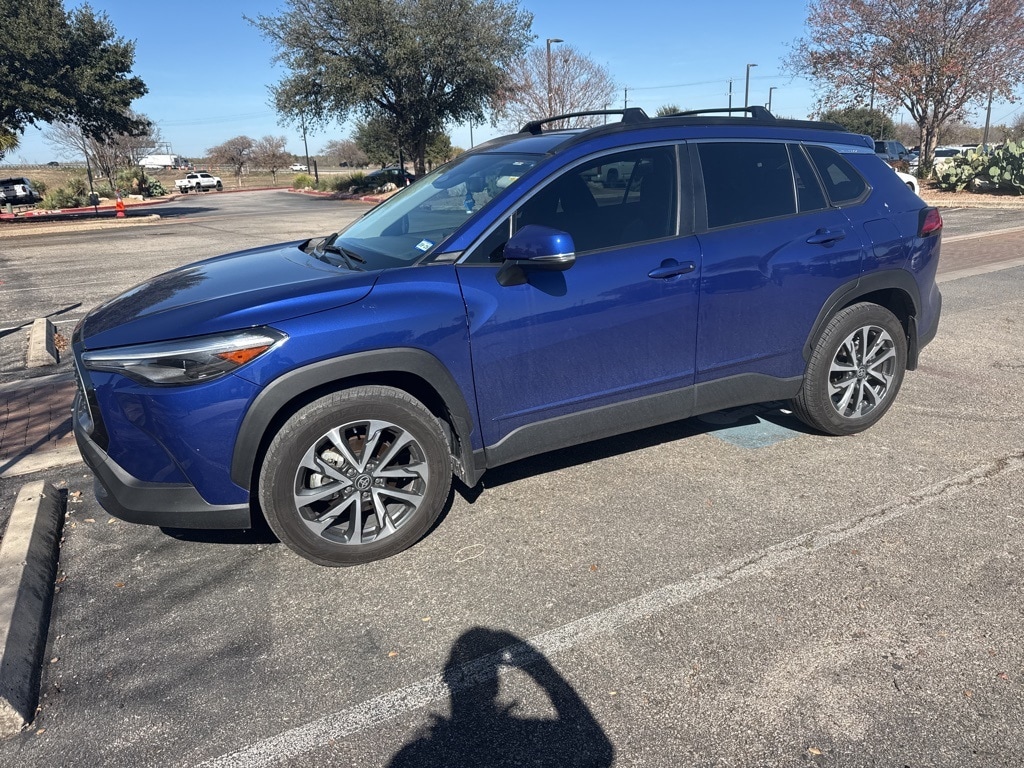 2024 Toyota Corolla Cross XLE's photo