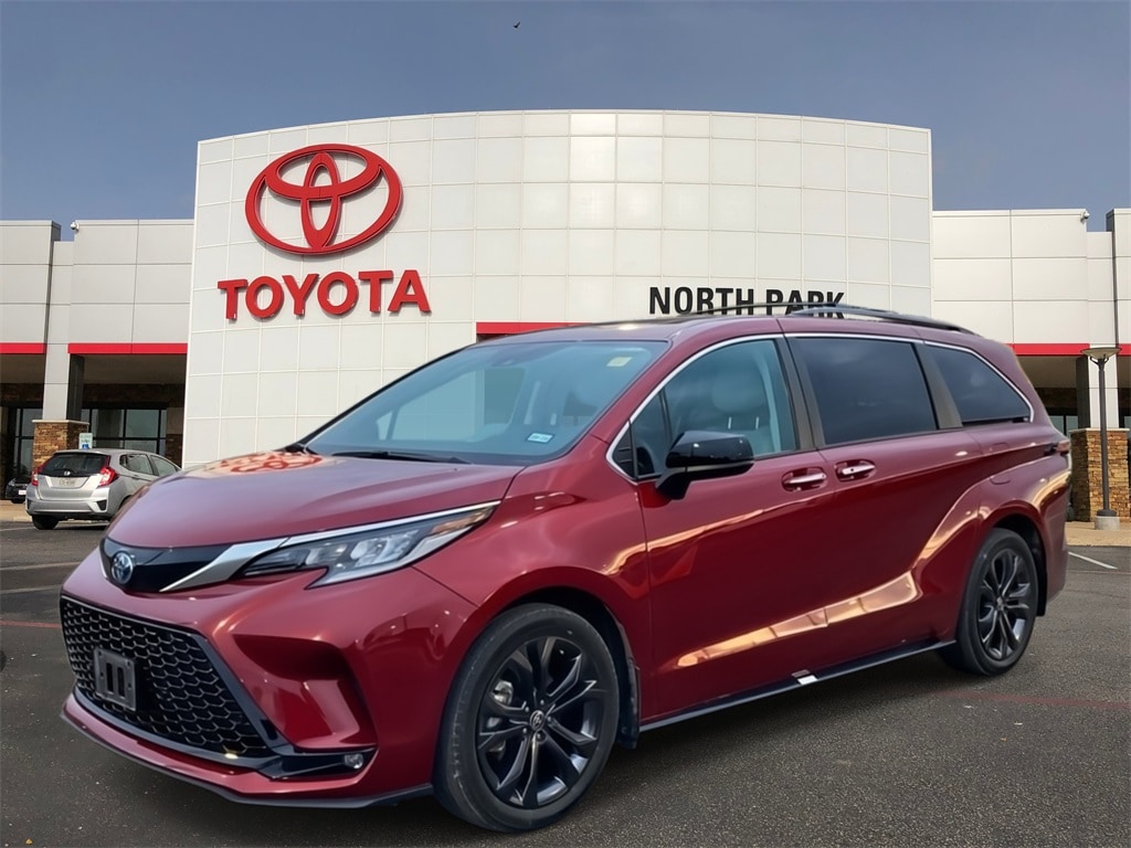 2024 Toyota Sienna XSE's photo
