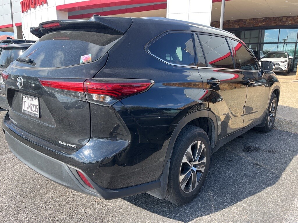 2022 Toyota Highlander XLE photo 2