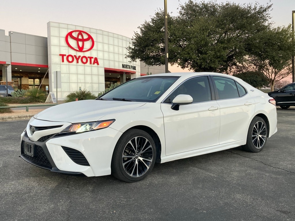 Used 2020 Toyota Camry SE Sedan