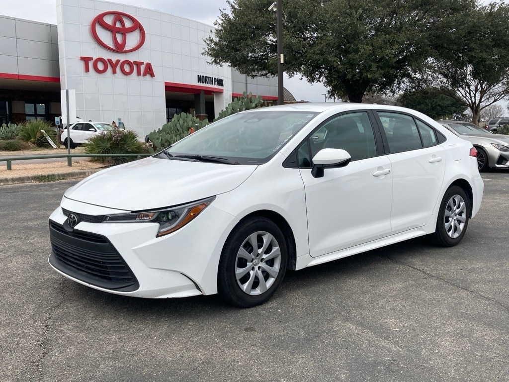 2024 Toyota Corolla LE's photo