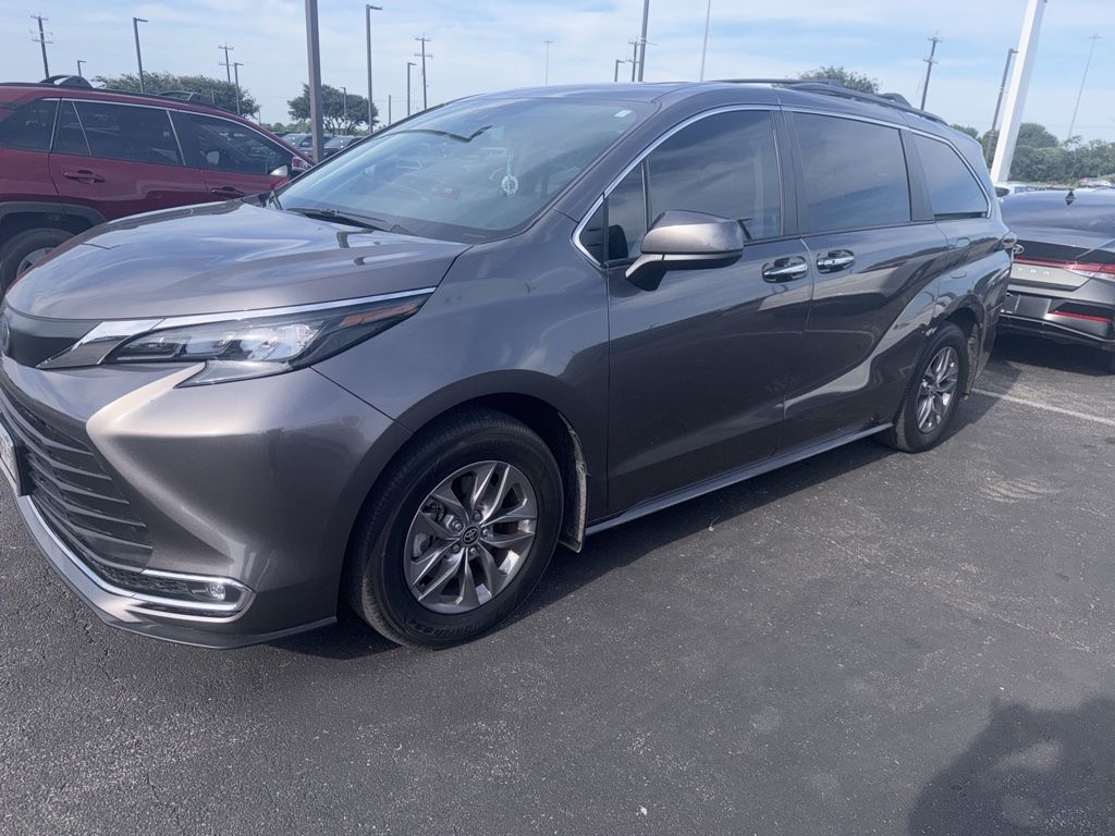2024 Toyota Sienna XLE 8-Passenger Hybrid FWD's photo