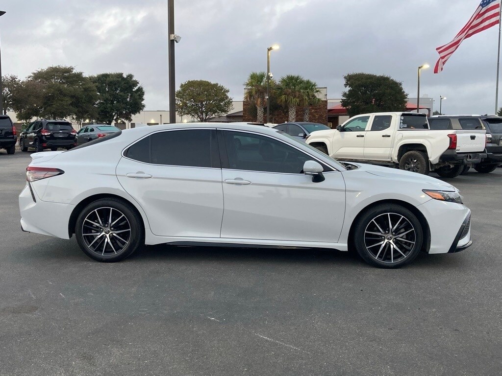 2022 Toyota Camry SE photo 4