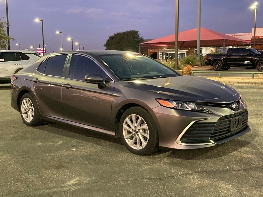 2022 Toyota Camry LE photo 3