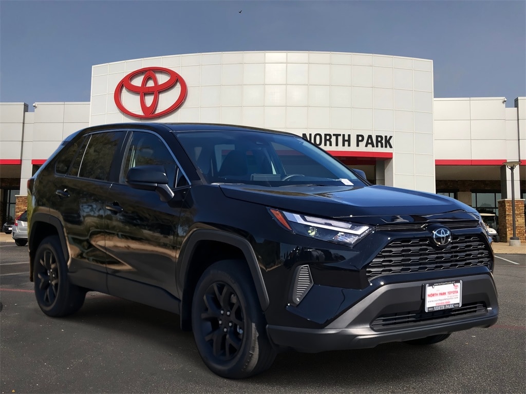 2025 Toyota RAV4 LE's photo