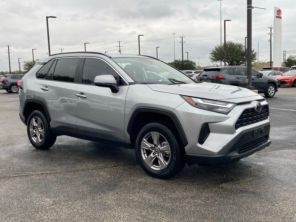2023 Toyota RAV4 XLE photo 3
