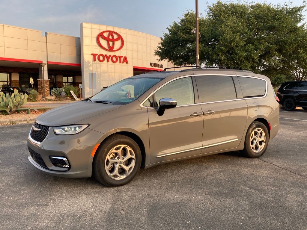 2023 Chrysler Pacifica Limited's photo