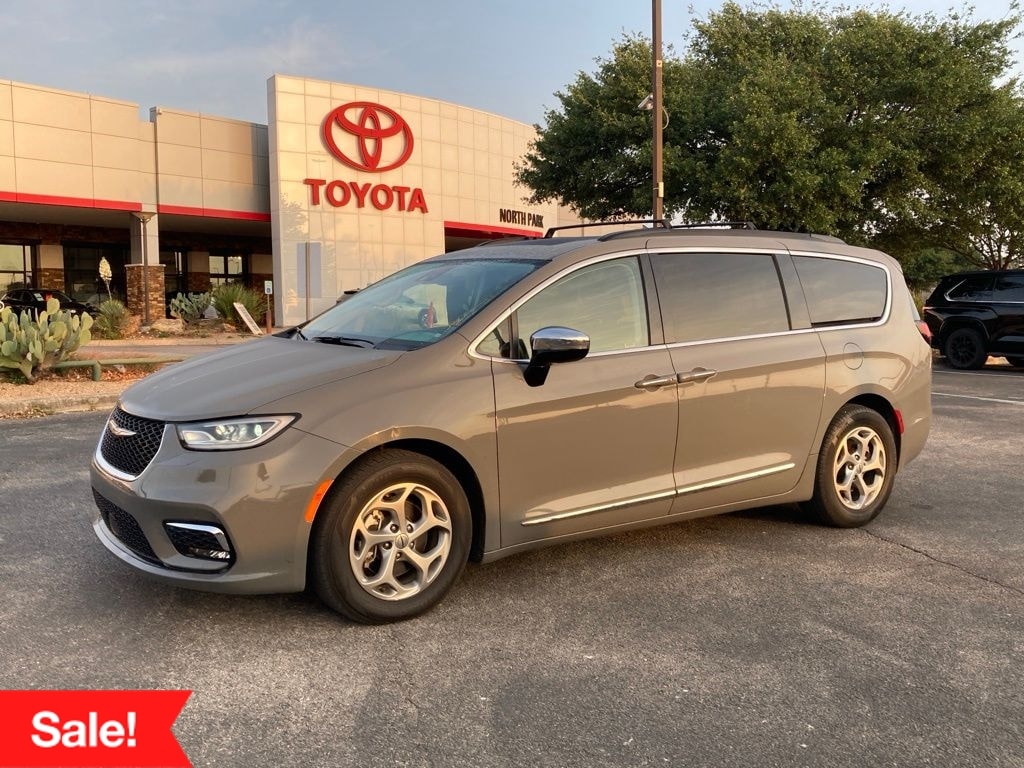 2023 Chrysler Pacifica Limited's photo