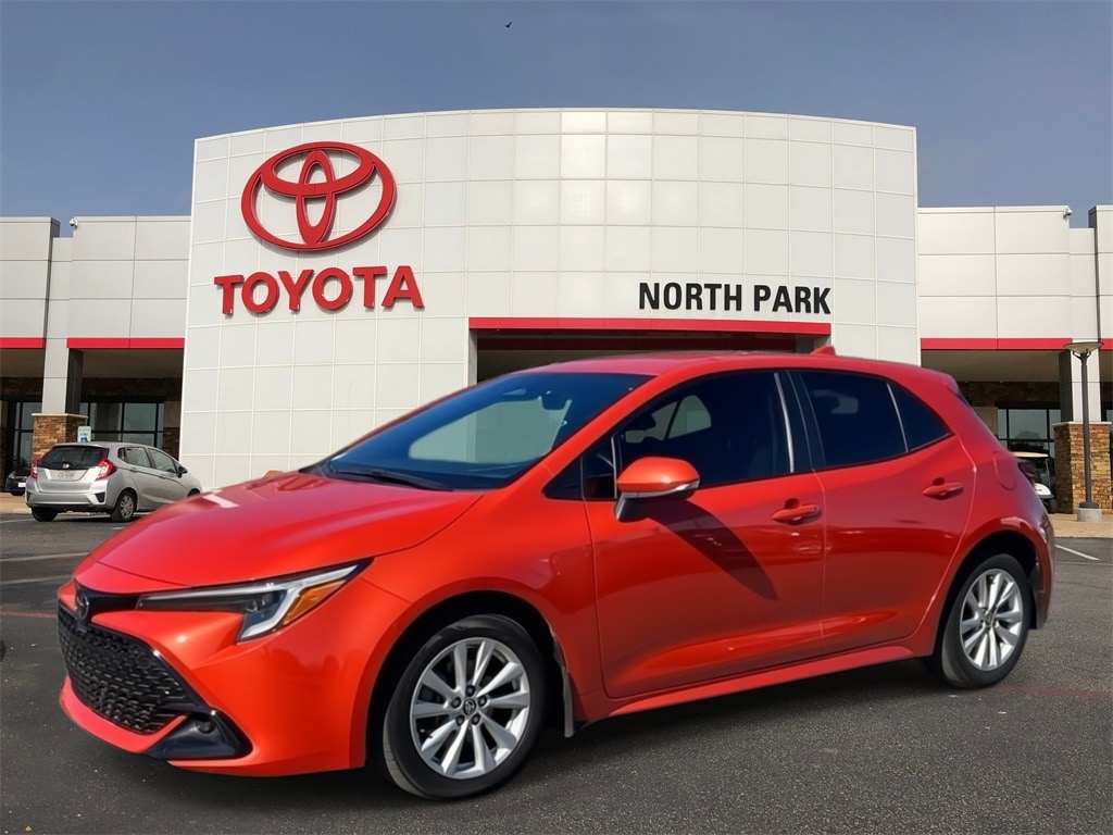 2024 Toyota Corolla Hatchback SE's photo