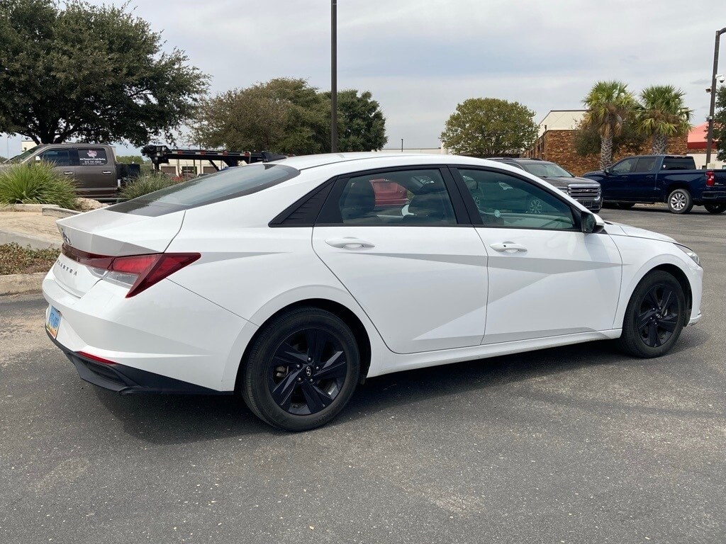 2023 Hyundai Elantra SEL photo 4