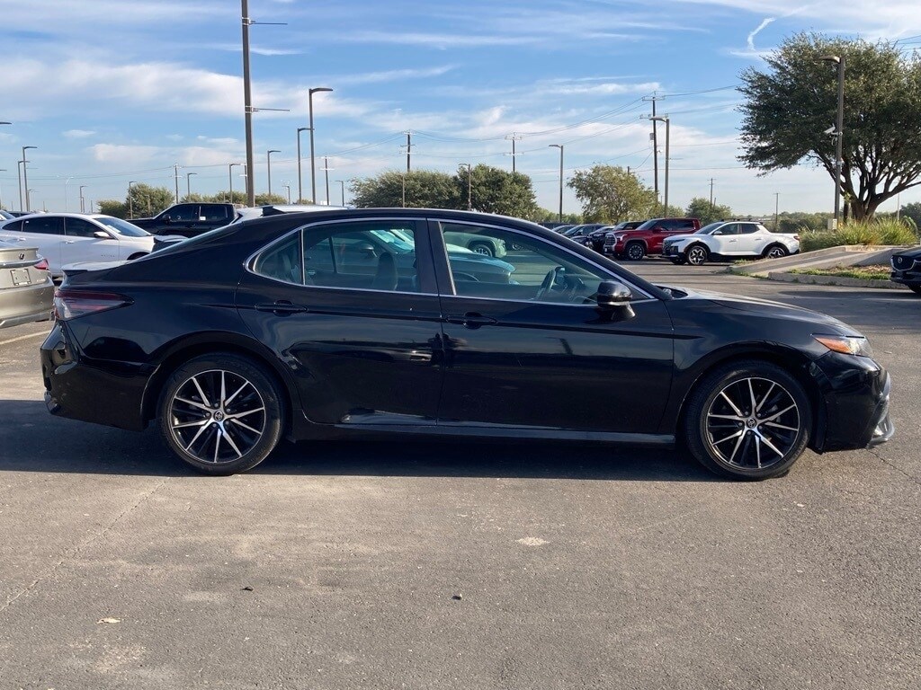 2021 Toyota Camry SE photo 3
