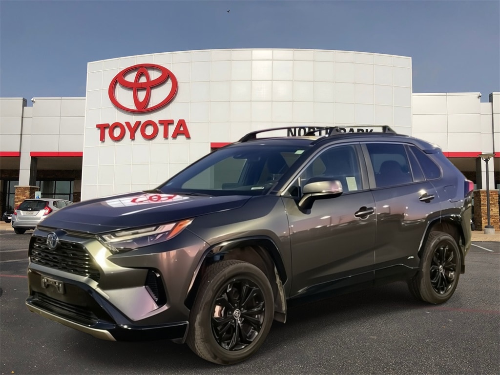 2022 Toyota RAV4 SE's photo