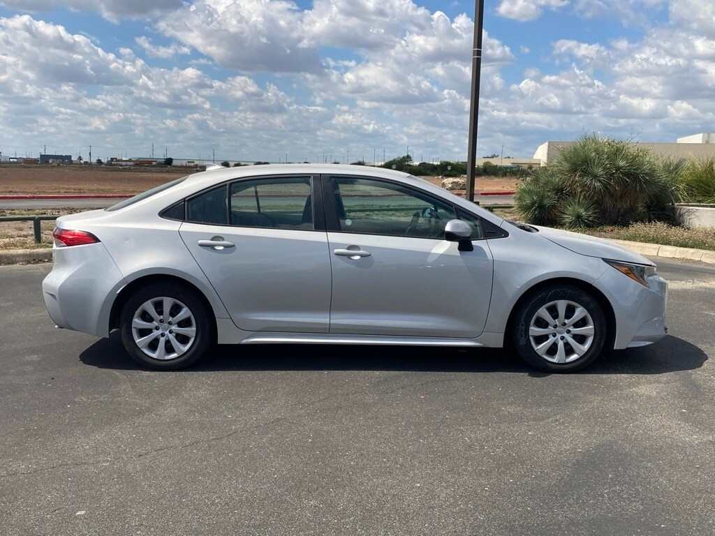 2024 Toyota Corolla LE photo 4