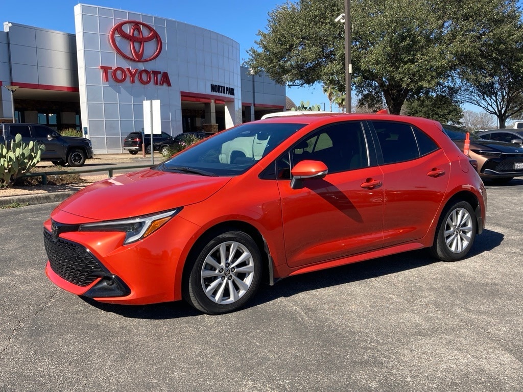 2024 Toyota Corolla Hatchback SE's photo