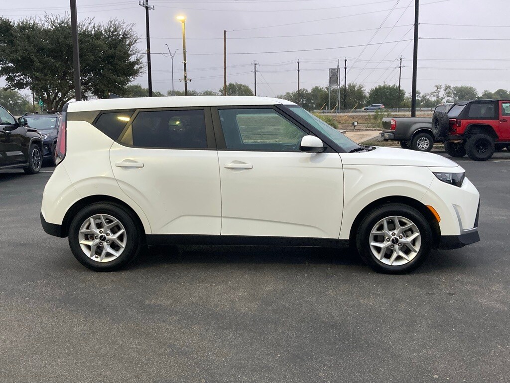 2024 Kia Soul LX photo 4