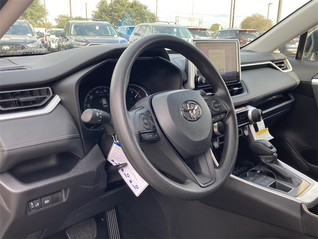 2025 Toyota RAV4 LE's photo