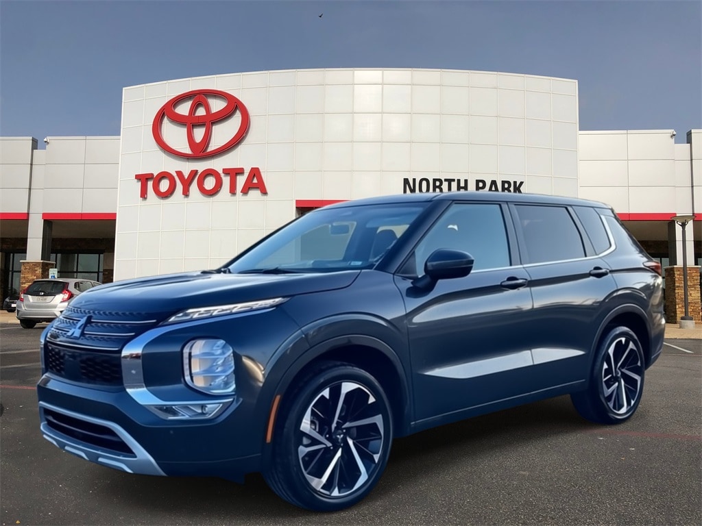 2024 Mitsubishi Outlander SE's photo