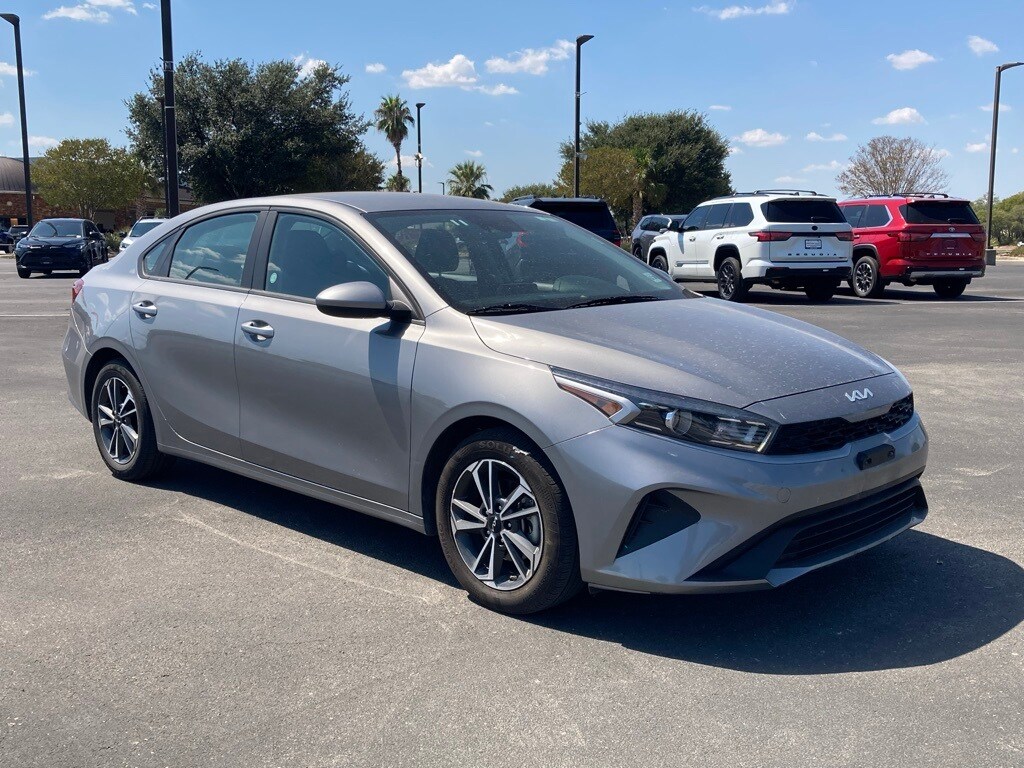 2024 Kia Forte LXS photo 3