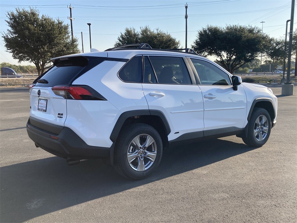 2025 Toyota RAV4 Hybrid XLE photo 4