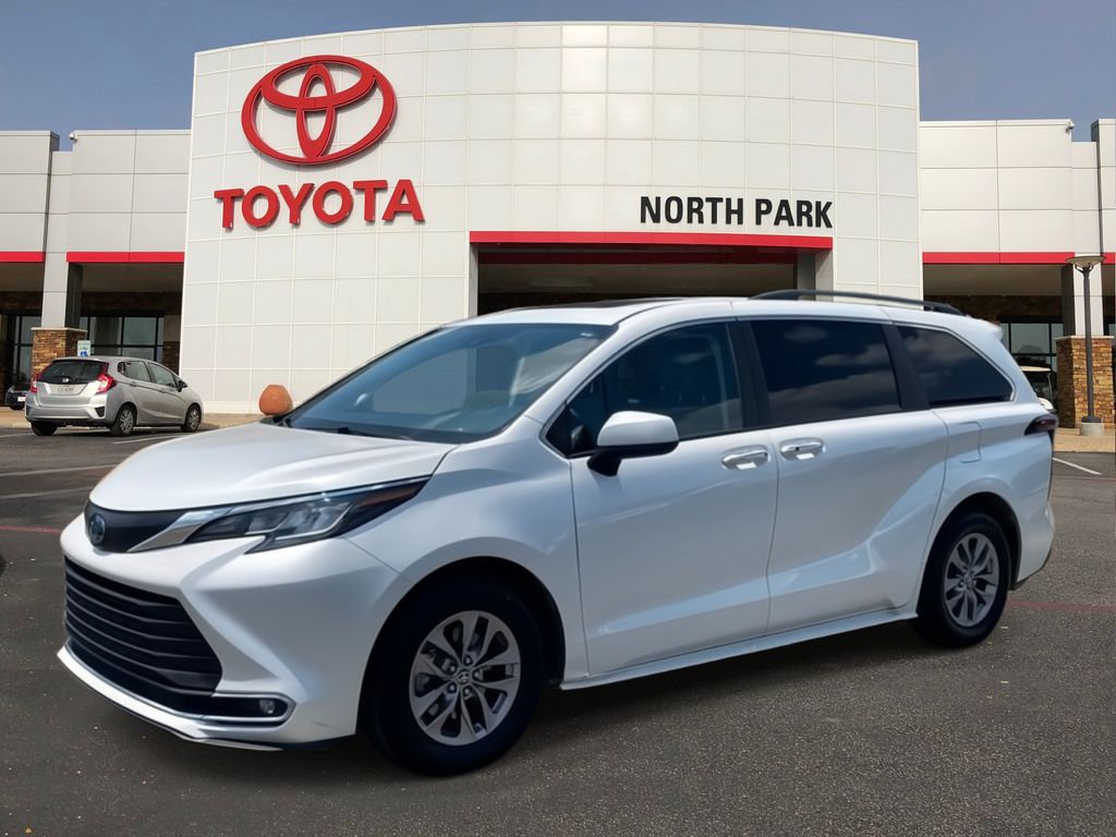 2023 Toyota Sienna XLE 8-Passenger Hybrid FWD's photo