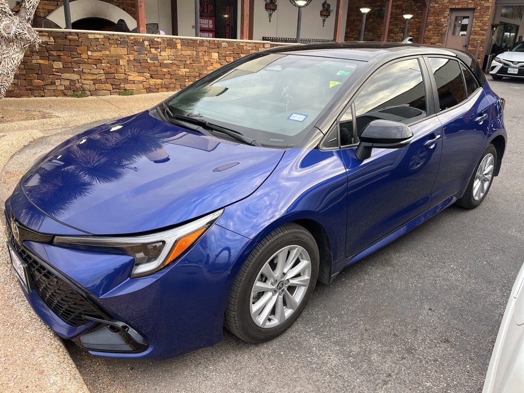 2025 Toyota Corolla Hatchback SE's photo