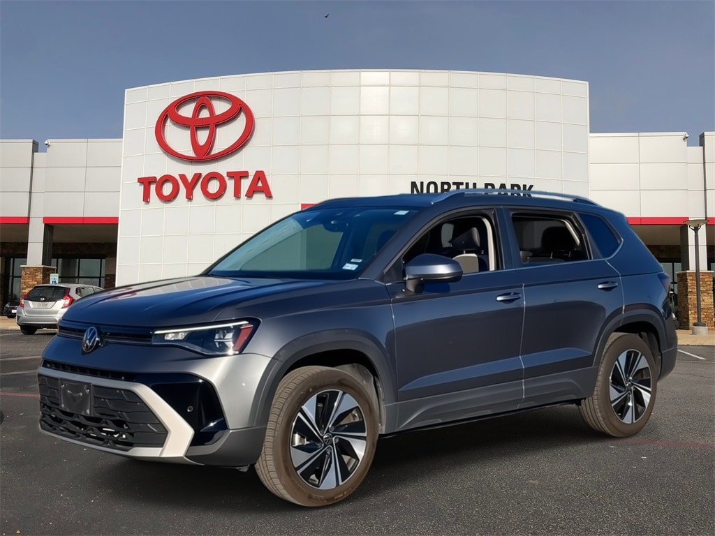 2025 Volkswagen Taos SE's photo