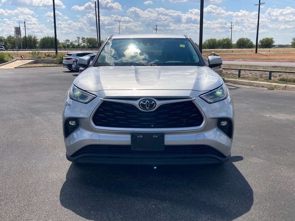 2022 Toyota Highlander LE photo 2