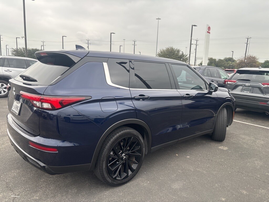 2022 Mitsubishi Outlander Black Edition photo 2