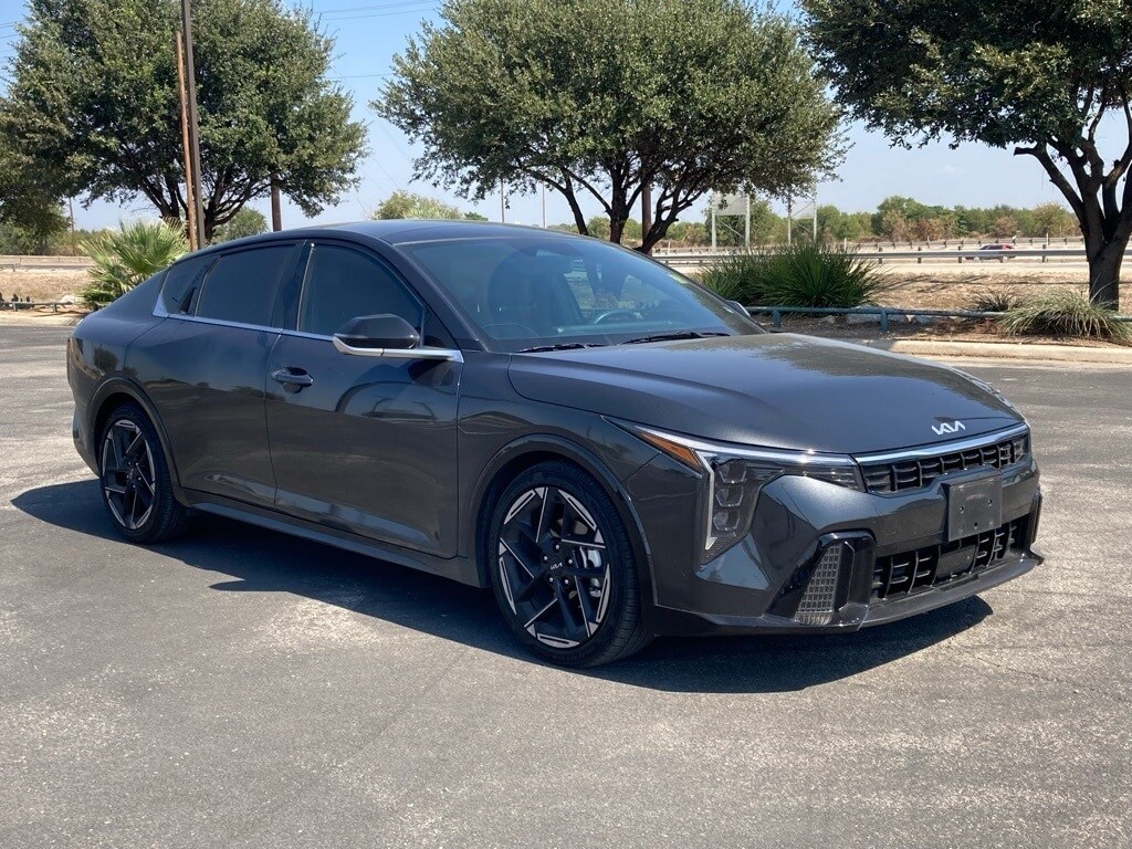 2025 Kia K4 GT-Line photo 3