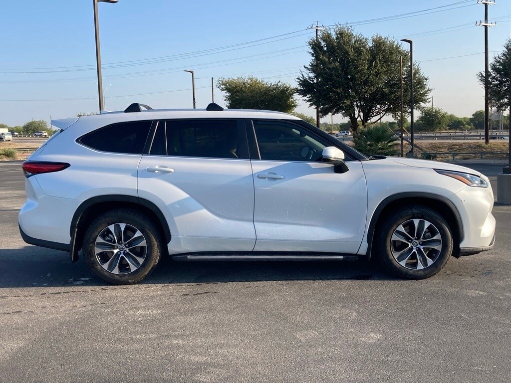 2023 Toyota Highlander XLE photo 3
